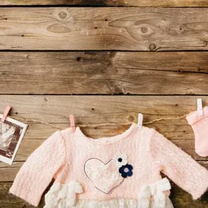 Babykleidung auf einer Wäscheleine